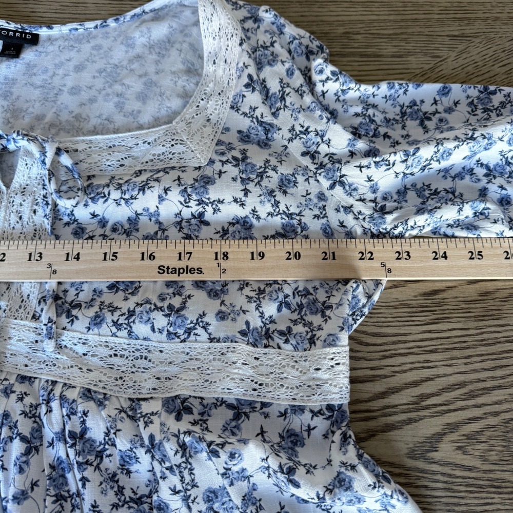 Torrid Peasant Festival Blue White Floral Lace Trim Babydoll Top Lg Sleeve Sz 1 - Picture 6 of 13